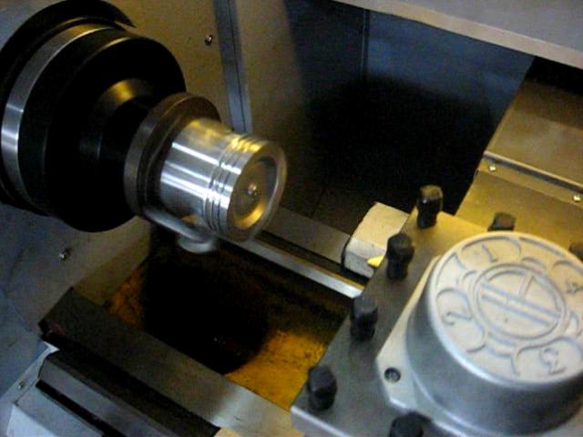 平端面、去中心孔、加工燃烧室.AVI_20240604_082423624.jpg 汽车发动机活塞(图2)